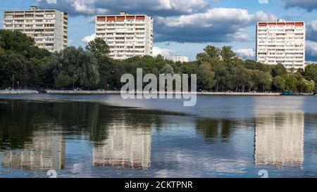 Moskau, Russland - 14. September 2020, Mehrgeschossige neunstöckige Gebäude spiegeln sich bei gutem Wetter in Golowinsky Teichen wider Stockfoto