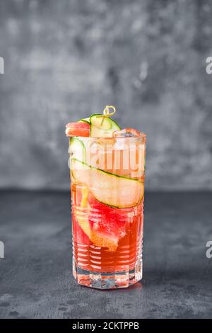 Variation von alkoholischen Cocktail mit Wodka, Grapefruit und Gurke Stockfoto