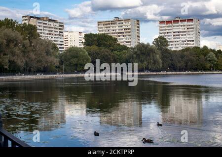 Moskau, Russland - 14. September 2020, Mehrgeschossige neunstöckige Gebäude spiegeln sich bei gutem Wetter in Golowinsky Teichen wider Stockfoto