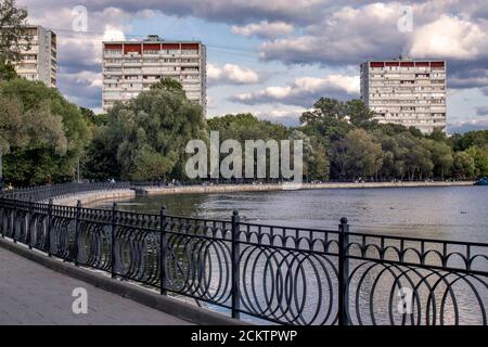 Moskau, Russland - 14. September 2020, Mehrgeschossige neunstöckige Gebäude spiegeln sich bei gutem Wetter in Golowinsky Teichen wider Stockfoto