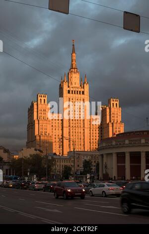 Moskau, Russland - 14. September 2020, Stalins Wolkenkratzer auf Barrikadnaja in den Strahlen der untergehenden Sonne Stockfoto