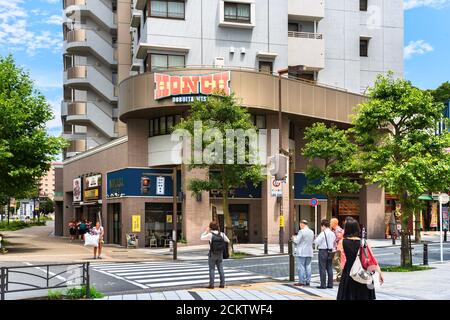 yokosuka, japan - juli 19 2020: Honch Gebäude im Unterhaltungsviertel der berühmten Dobuita Straße genannt Dobuita-dori Shopping Street oder Honma Stockfoto