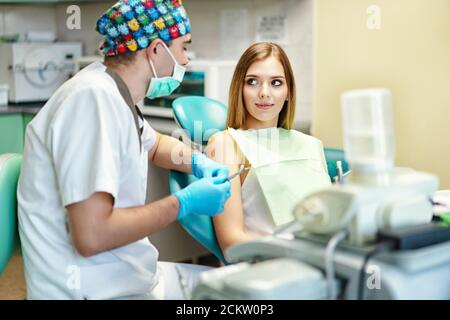Zahnarzt untersuchen weibliche Patienten mit Zahnspangen in denal Büro Stockfoto