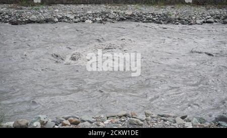 Gebirgsfluss im Kaukasus. Berg schmutzigen Fluss fließt schnell. Stockfoto