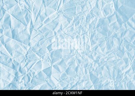 Hintergrund ist blau. Textur aus blauem Papier mit Knicken und Beulen, alt und baufällig. Stockfoto