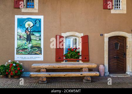 Absinth in Frankreich und der Schweiz. In Motiers im Schweizer Kanton Neuchatel befindet sich das unterhaltsame Absinthe-Museum, und an einigen Häuserwänden der Stadt erinnern historische Plakate an die Tage der Prohibition. Das Maison de l'Absinthe wurde in der ehemaligen Polizeistation der Stadt eröffnet. Hier, bis in die 1990er Jahre, hatte der letzte Richter für alle Moonshine-Angelegenheiten sein Büro und einen Verhörraum. Val-de-Travers, Schweiz Stockfoto