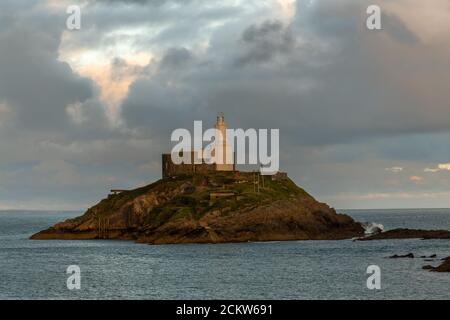 Vorgelagerte Insel mit Leuchtturm auf Mumbles Kopf in Swansea Bay Stockfoto