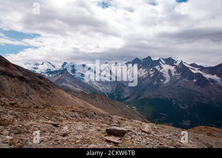 Blick auf hohe Berge mit Felsen und Eislandschaft in Schweiz Fantastische Alpen Europa Stockfoto