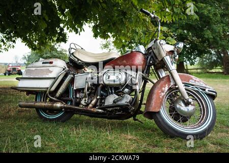 DIEDERSDORF, 30. AUGUST 2020: Das Motorrad der Harley-Davidson FLH 1200 Electra Glide Shovelhead, 1967. Die Ausstellung von 'US Car Classics' Stockfoto