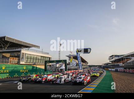 Le Mans, Frankreich. September 2020. 04 Dillmann Tom (Fra), Spengler Bruno (CAN), Webb Oliver (gbr), ByKolles Racing Team, ENSO CLM P1/01-Gibson,07 Conway Mike (gbr), Kobayashi Kamui (jpn), Lopez Jos.. Maria (arg), Toyota Gazoo Racing, Toyota TS050 Hybrid, Action 08 Buemi S..bastien (SWI), Hartley Brendon (nzl), Nakajima Kazuki (jpn), Toyota Gazoo Racing, Toyota TS050 Hybrid, Familienbild während der Abnahme der 2020 24 Stunden von Le Mans, 7. Runde der 2019... Kredit: Gruppo Editoriale LiveMedia/Alamy Live Nachrichten Stockfoto