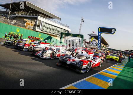 Le Mans, Frankreich. September 2020. 04 Dillmann Tom (Fra), Spengler Bruno (CAN), Webb Oliver (gbr), ByKolles Racing Team, ENSO CLM P1/01-Gibson,07 Conway Mike (gbr), Kobayashi Kamui (jpn), Lopez Jos.. Maria (arg), Toyota Gazoo Racing, Toyota TS050 Hybrid, Action 08 Buemi S..bastien (SWI), Hartley Brendon (nzl), Nakajima Kazuki (jpn), Toyota Gazoo Racing, Toyota TS050 Hybrid, Familienbild während der Abnahme der 2020 24 Stunden von Le Mans, 7. Runde der 2019... Kredit: Gruppo Editoriale LiveMedia/Alamy Live Nachrichten Stockfoto