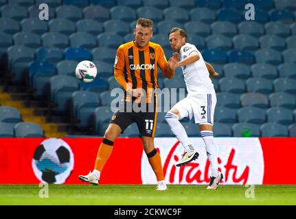 James Scott von Hull City (links) und Barry Douglas von Leeds United kämpfen während des Carabao Cup-Spiels in der Elland Road, Leeds, um den Ball. Stockfoto