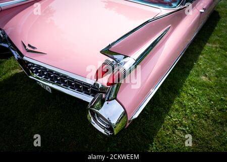 Das Fragment des hinteren Teils des Full-Size-Luxuswagens Cadillac Series 62 (sechste Generation), 1959. Die Ausstellung von 'US Car Classics'. Stockfoto