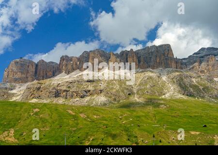 Berglandschaft im Sommer entlang der Straße nach Pordoi Pass, Dolomiten, Provinz Belluno, Venetien, Italien Stockfoto