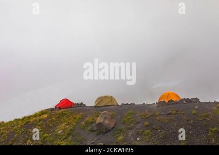 Tentsite, die von Kletterern und Rucksacktouristen im Hogsback Camp am Heliotrope Ridge unterhalb des Mount Baker, Mount Baker-Snoqualmie National Forest, Washington S, genutzt wird Stockfoto