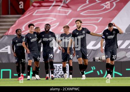 Brentfords Christian Norgaard (zweiter links) feiert das erste Tor seiner Mannschaft im Spiel mit seinen Teamkollegen während des Carabao Cup-Spiels in der zweiten Runde im St. Mary's Stadium, Southampton. Stockfoto