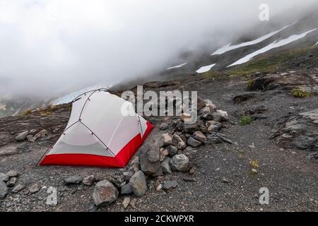 Tentsite, die von Kletterern und Rucksacktouristen im Hogsback Camp am Heliotrope Ridge unterhalb des Mount Baker, Mount Baker-Snoqualmie National Forest, Washington S, genutzt wird Stockfoto