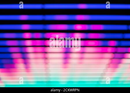 Verblenkte, unfokussierte Musik Beat Equalizer auf schwarzem Hintergrund, Audio-Equalizer-Linien Stockfoto