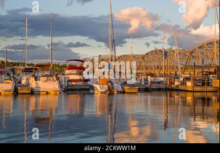 Wisconsin Port an einem Sommerabend: Farben des Sonnenuntergangs schmücken das Wasser und die Boote an einer Marina in Sturgeon Bay, Wisconsin. Stockfoto