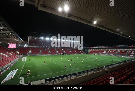 Allgemeine Ansicht der Spielaktion zwischen Bristol City und Northampton Town während des Carabao Cup zweiten Runde Spiel in Ashton Gate, Bristol. Stockfoto