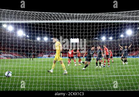 Brentfords Christian Norgaard (fünfter linker Platz) feiert das erste Tor seiner Spielmannschaft während des Carabao Cup-Spiels in der zweiten Runde im St. Mary's Stadium in Southampton. Stockfoto