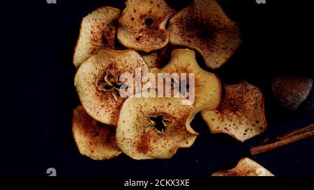 Hausgemachte gebackene Apfelchips im Herbst Herbst Hintergrund Stockfoto