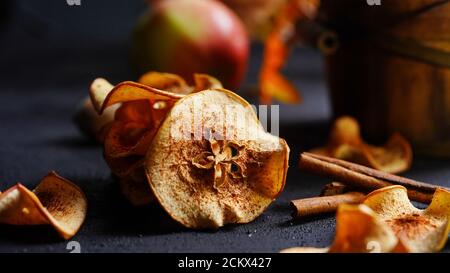 Hausgemachte gebackene Apfelchips im Herbst Herbst Hintergrund Stockfoto