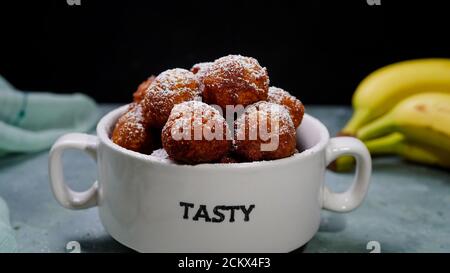 Hausgemachte Bananenfritter mit übrig gebliebenen Bananen, selektiver Fokus Stockfoto