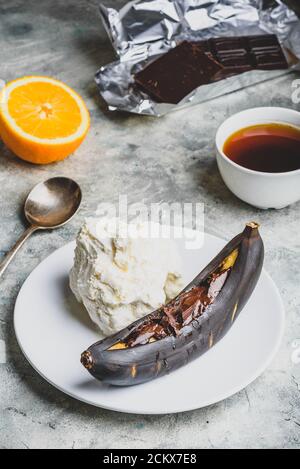 Gegrillte Banane mit dunkler Schokolade und Vanilleeis. Stockfoto