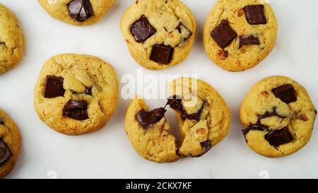 Hausgemachte Chewy Chocolate Chip Cookies auf weißem Hintergrund, selektiver Fokus Stockfoto