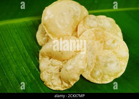 Hausgemachte Pappadam oder Papad / Appalam ia eine Bananenblatt, selektive Focu Stockfoto