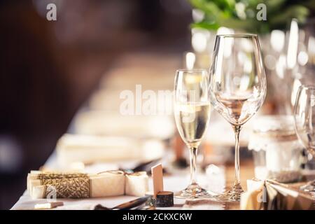 Glaswaren auf einem festlichen Tisch mit Serviette zur Seite Stockfoto