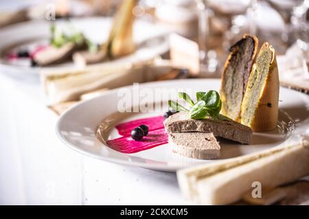 Foie Gras mit frischem Gebäck auf einem professionell dekorierten Teller Stockfoto