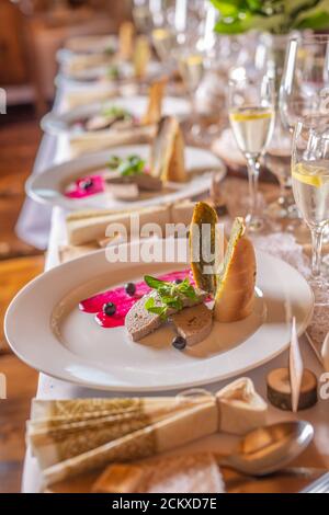 Hochzeit Festtisch mit Foie Gras als Vorspeise Serviert Stockfoto