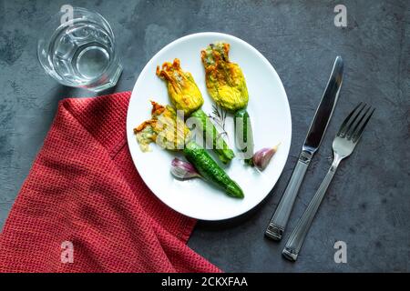 Gebratene Zucchini Blumen gefüllt mit Frischkäse mit Knoblauch Stockfoto