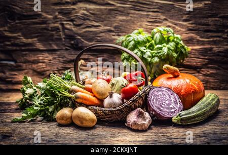 Auswahl des Herbstes frische Ernte von Gemüse auf einem Jahrgang Holzoberfläche Stockfoto