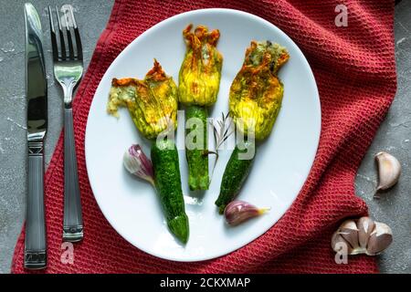 Gebratene Zucchini Blumen gefüllt mit Frischkäse mit Knoblauch Stockfoto