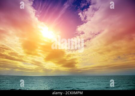 Seascape am Abend. Sonnenuntergang über dem Meer Stockfoto