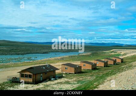 Sila Lodge entlang der Wager Bay vor dem westlichen Ufer der Hudson Bay. Nunavut, Kanada. Wildlife Viewing Lodge, spezialisiert auf die Beobachtung von Eisbären im Sommer. Dies ist 50 Meilen südlich des Polarkreises. Stockfoto