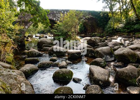 Brücke über den Fluss Dart in Dartmeet, die Verbindung der Nebenflüsse von Dart, West Dart und East Dart, Dartmoor, Devon, Großbritannien Stockfoto