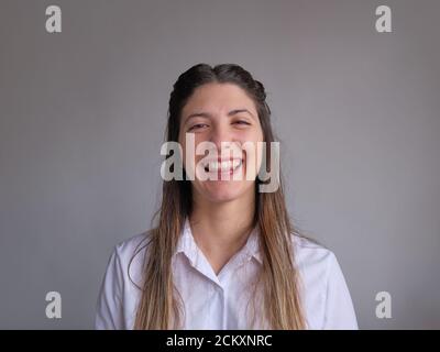 Passfoto von niedlichen und gut gekleideten kaukasischen Mädchen in hemd Stockfoto