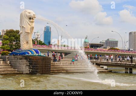 Berühmte Merlion Statue entlang des Singapore River. Es hat sich zu einer Marketing-Ikone und wird als Maskottchen und nationale Personifikation von Singapur verwendet. Merlions nicht in irgendeiner lokalen Folklore oder Mythen von Singapur, und wurde nur in Singapur zunächst als Logo für den Tourismus-Board verwendet. Stockfoto