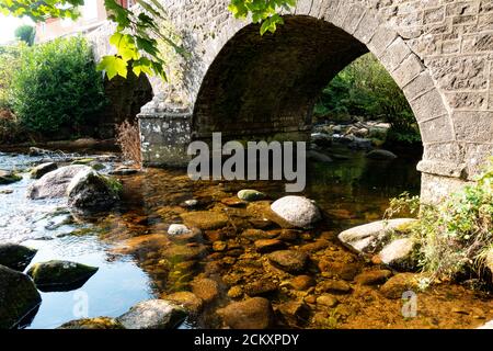 Brücke über den Fluss Dart in Dartmeet, die Verbindung der Nebenflüsse von Dart, West Dart und East Dart, Dartmoor, Devon, Großbritannien Stockfoto