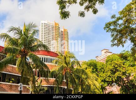 Alte und neue Wohngebäude im Tiong Bahru Bezirk von Singapur. Die niedrigen Backsteingebäude stammen aus der Zeit vor dem Zweiten Weltkrieg und das farbenfrohe Hochhaus dahinter stammt aus dem späten 20. Jahrhundert. Singapurs erste Wohnsiedlung, erbaut in den 1930er Jahren westlich von Chinatown, gilt heute als einer der „angesagtesten“ Bezirke Singapurs. Die Wohnbevölkerung bleibt kosmopolitisch - jung und alt, schwul und gerade, Ausländer und Anwohner. Und im Gegensatz zu den Massen von kastenförmigen, modernen Housing Development Board Wohnungen rund um Singapur, die Tiong Bahru Wohnungen mit ihren abgerundeten Balkonen und Shuttered wi Stockfoto