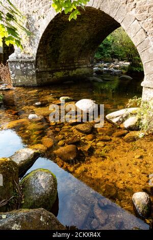 Brücke über den Fluss Dart in Dartmeet, die Verbindung der Nebenflüsse von Dart, West Dart und East Dart, Dartmoor, Devon, Großbritannien Stockfoto