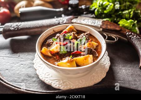 Hirsch Eintopf in einer Schüssel Jagdwaffe als Dekoration Stockfoto