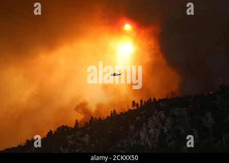 Ein Sikorsky S-61 Schwerlasthubschrauber während der Luftbrandbekämpfung am Bobcat Fire in der Nähe von Crystal Lake im Angeles National Forest 14. September 2020 nordöstlich von Los Angeles, Kalifornien. Der Brand hat über 41,000 Acres zerstört und ist nur zu 3% eingedämmt. Stockfoto