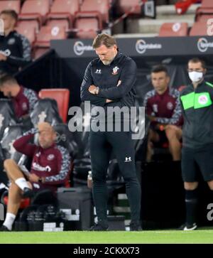 Southampton-Manager Ralph Hasenhuttl wirkt beim zweiten Lauf des Carabao Cup im St. Mary's Stadium in Southampton dejected. Stockfoto