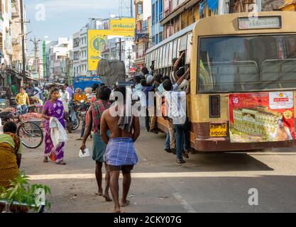 Ein Blick auf lokalen Gemüsemarkt und Straßenverkehr in Madurai, Tamil Nadu, Indien Stockfoto