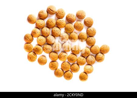 Bündel von verstreuten Pepernoten Cookies von oben als Sinterklaas Dekoration auf weißem Hintergrund für niederländische sinterklaasfeest holiday Event am 5. Dezember t Stockfoto